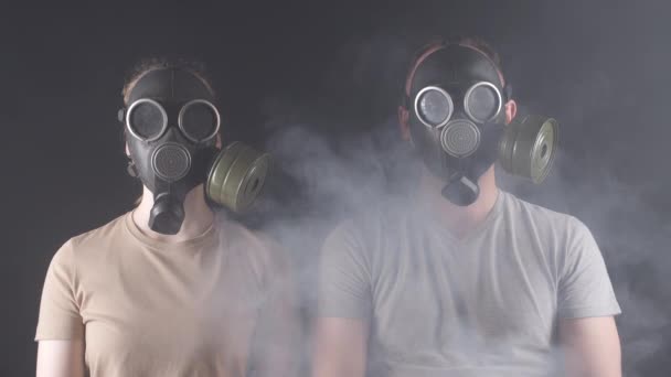 Nagranie kobiety i mężczyzny w maskach gazowych - Materiał filmowy, wideo