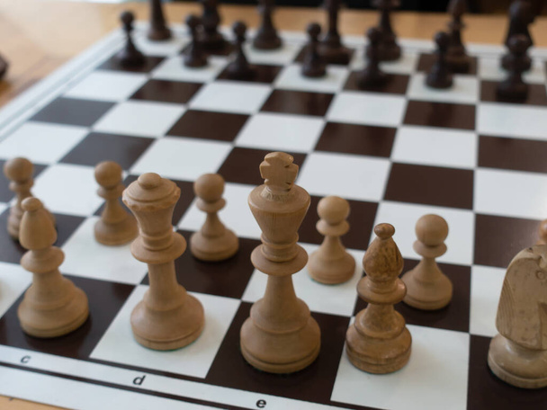 A sakktábla számokkal az asztalon van. Középen a király. Szelektív fókusz. - Fotó, kép