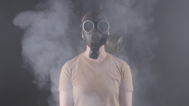 Video van een vrouw met een gasmasker - Video