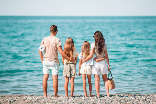 Счастливая семья на пляже во время летнего отпуска - Фото, изображение