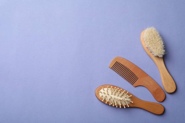 Bamboo brushes and space for text on lavender background, flat lay. Conscious consumption - Fotografie, Obrázek