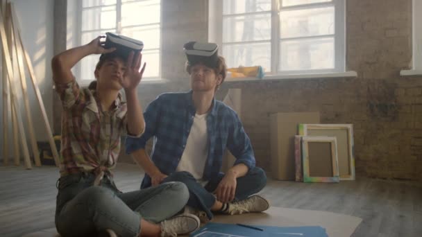 Счастливая семья, используя VR очки в помещении. Концепция домашнего дизайна виртуальной реальности. - Кадры, видео