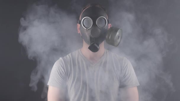 Βίντεο του ανθρώπου με μάσκα αερίου - Πλάνα, βίντεο