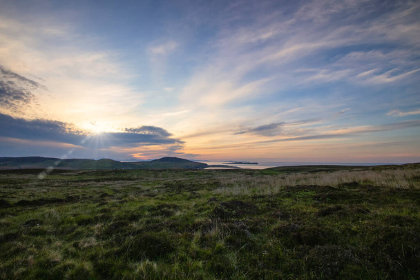 İngiltere, İskoçya 'daki Skye Adası' nda çarpıcı bir günbatımı. - Fotoğraf, Görsel