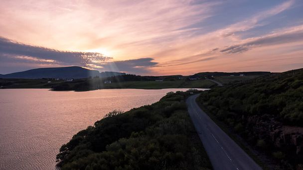 Un magnifique coucher de soleil sur l'île de Skye dans les Highlands écossais, Royaume-Uni - Photo, image