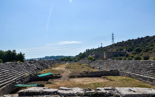Las ruinas de piedra con las partes de los asientos y escaleras del antiguo estadio romántico en Perge, Antalya, Turquía. - Foto, Imagen