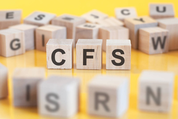 slovo cfs je napsáno na dřevěné kostce. bloky na jasném pozadí. finanční koncept. selektivní zaměření. cfs - zkratka pro konsolidovanou účetní závěrku - Fotografie, Obrázek