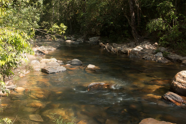 Il Rio das Almas che alimenta le Cascate Santa Maria e Lazaro fuori dalla città di Pirenopolis, Brasile - Foto, immagini
