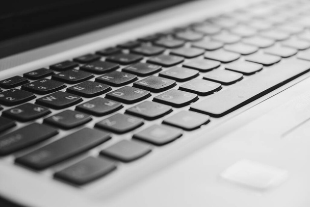 Клавіатура ноутбуків з фокусом на клавішах крупним планом
 - Фото, зображення