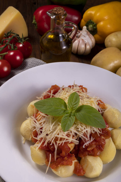 Doğal organik domates soslu Gnocchi rendelenmiş parmesan peyniri ve fesleğen yapraklı böcek ilacı olmadan.. - Fotoğraf, Görsel