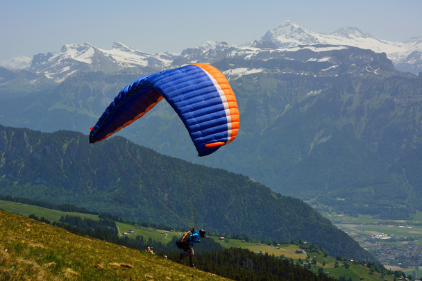 Parapente en los Alpes
  - Foto, imagen
