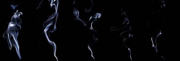 Rauchdampf stieg auf. Weißer Rauch verschwimmt, abstrakte Nebelgruppe oder Dampfnebelwolke isoliert auf schwarzem Hintergrund. Dampfdurchfluss bei Umweltverschmutzung, Dampfzigarette, Gas, Trockeneis - Foto, Bild
