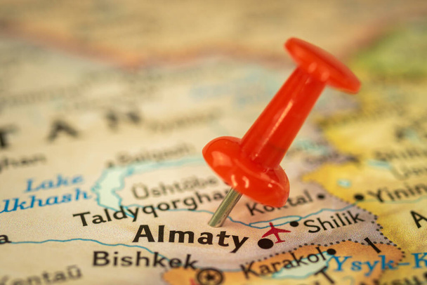 ロケーションカザフスタンのアルマトイ,プッシュピンポイントマーカーで旅行地図を閉じる,アジアの旅行コンセプト - 写真・画像