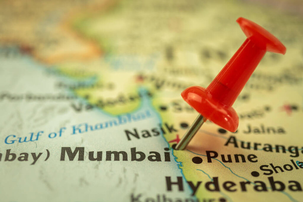 場所ムンバイ(インド),プッシュピンポイントマーカーで旅行地図を閉じる,アジアの旅行コンセプト - 写真・画像