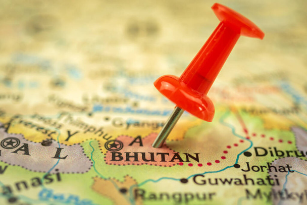Sijainti Bhutan, matka kartta push pin pisteen markkeri lähikuva, Aasia matka käsite - Valokuva, kuva