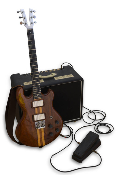 Eighties rock elektrische gitaar met aluminium hals, humbucker pick-ups, versterker en wah-wah pedaal. - Foto, afbeelding