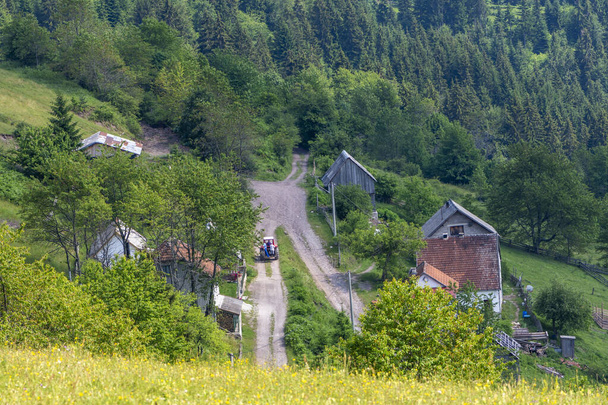 Άποψη του τμήματος του ορεινού χωριού στη Βοσνία-Ερζεγοβίνη - Φωτογραφία, εικόνα