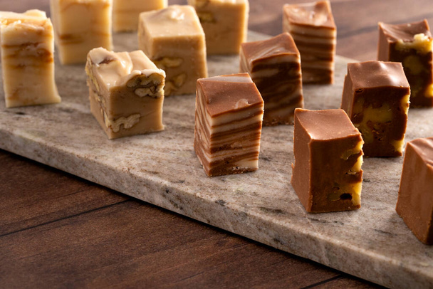 Seis sabores diferentes de fudge en una mesa de madera - Foto, imagen