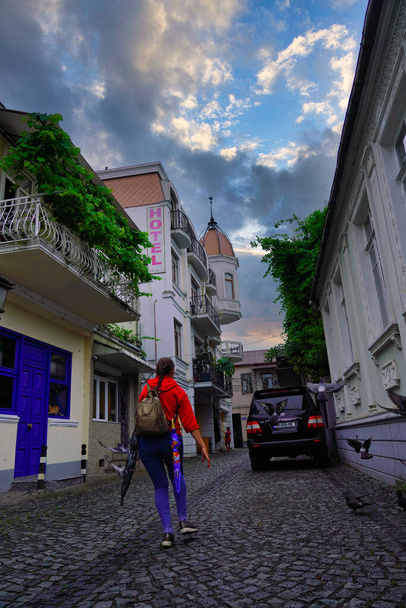 Batumi, Georgia - június 30, 2021: utca az óvárosban - Fotó, kép
