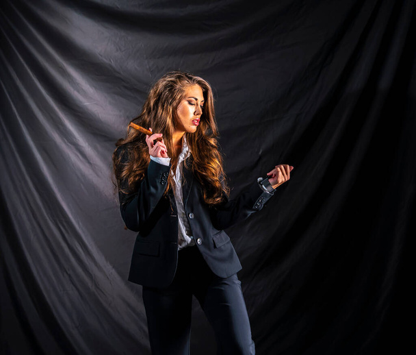 Een prachtig gemengd race model poseert in een business suit in een studio omgeving - Foto, afbeelding