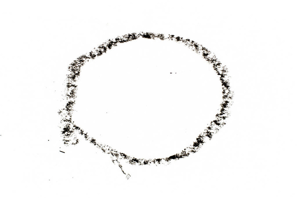 Schwarze Ölpastellzeichnung in Kreis oder runder Form auf weißem Papierhintergrund - Foto, Bild