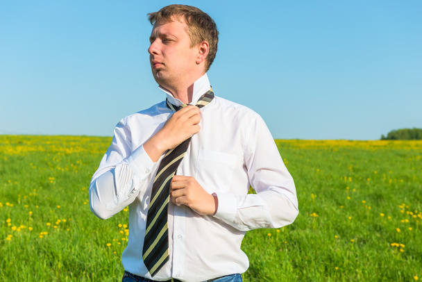 hombre de camisa blanca endereza su corbata
 - Foto, imagen