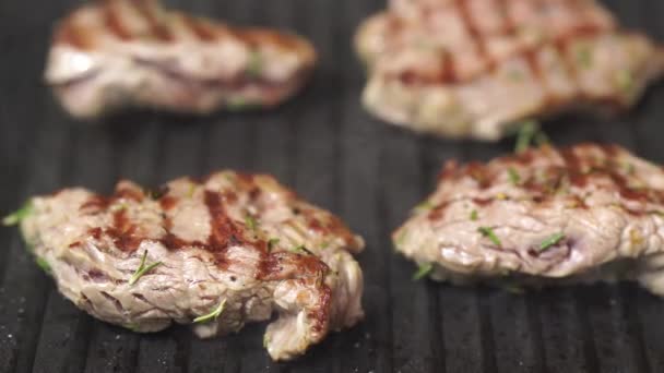 Πλάνα με φρέσκο βοδινό κρέας Μπριζόλα σε πυρίμαχο τηγάνι. Πώς να μαγειρέψετε την καλύτερη μπριζόλα. - Πλάνα, βίντεο
