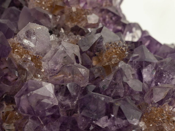 az ibolyaszín ametiszt ásványi mintája, több kristály közeli rálátással - Fotó, kép