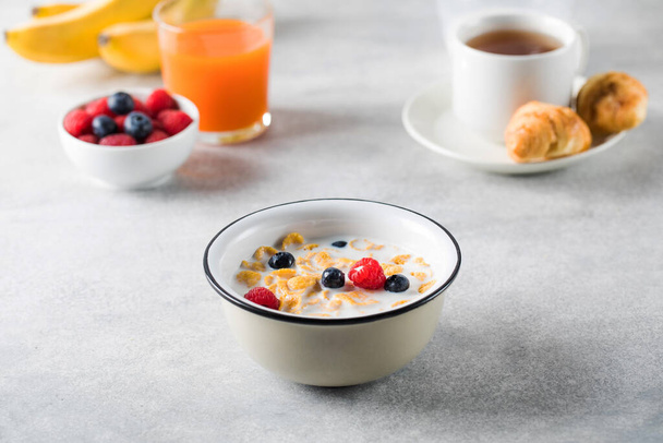 Cornflakes with berries and milk. Dry breakfast. - Foto, imagen