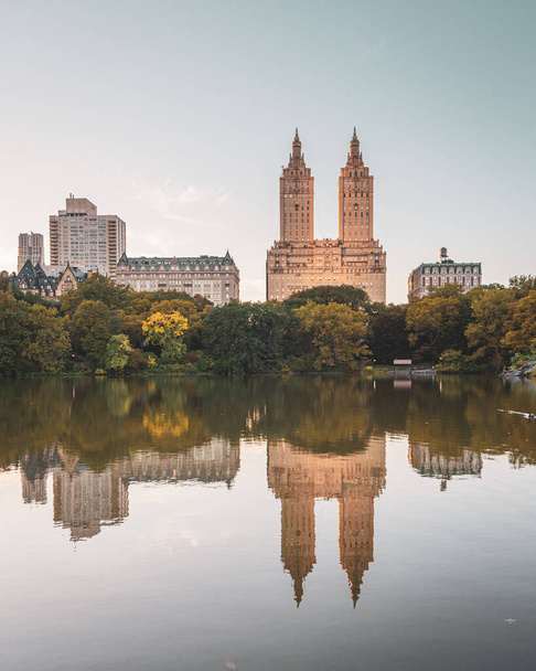 Buildings in the Upper West Side and The Lake, in Central Park, Manhattan, New York City - Foto, Imagen