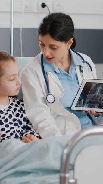 Praktikant pediatr žena lékař ukazující odbornost rentgen - Fotografie, Obrázek