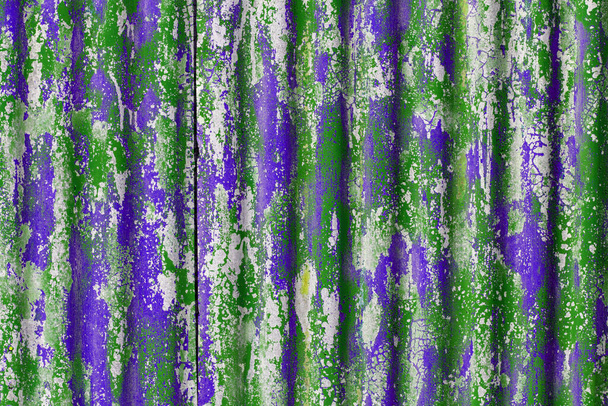 bunte kunterbunte grüne und lila abgeblätterte Farbschichten auf verzinktem Stahlblech - Foto, Bild