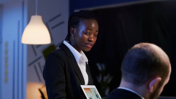 Предприниматель черная женщина объясняет стратегию управления с помощью планшета - Фото, изображение