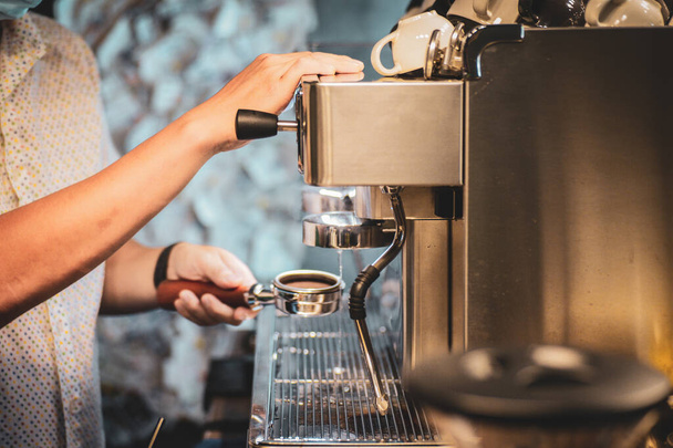 Kahve makinesinden kahve yapan barista. - Fotoğraf, Görsel