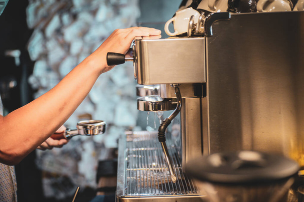 barista robi kawę z maszyny - Zdjęcie, obraz