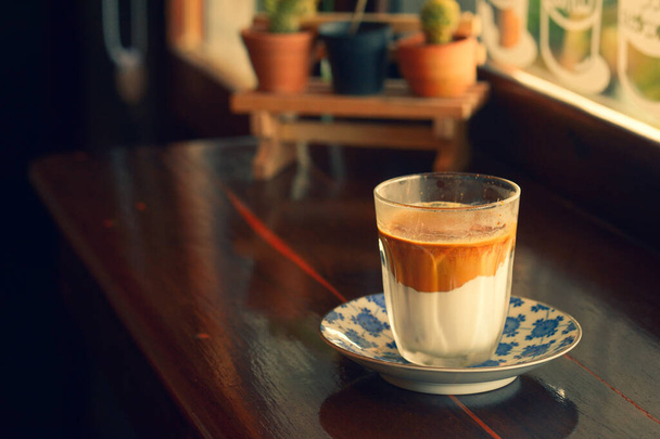 Une tasse de café fort avec du lait est placée sur la table le matin. - Photo, image