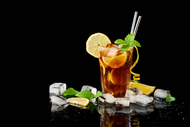 Glass of Fresh Long Island Ice Tea Cocktail - studio shot on black background - Foto, afbeelding