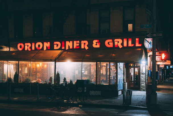 Orion Diner & Grill neon sign at night, in Manhattan, New York City - Foto, imagen