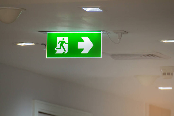 Grünes Notausgangsschild im Krankenhaus weist den Weg zur Notaufnahme - Foto, Bild