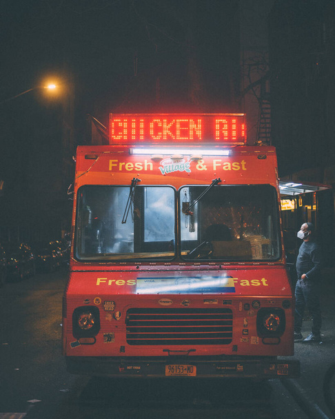 Halal food truck at night, in Manhattan, New York City - Foto, Imagen