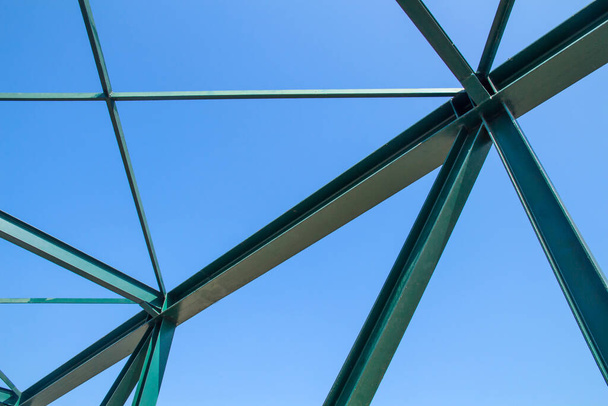 Vigas da construção da ponte de aço no fundo do céu azul, estrutura metálica da estrutura - Foto, Imagem
