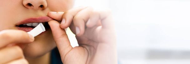 Woman Chewing Wet Moist Nicotine Tobacco Snus Product - Φωτογραφία, εικόνα
