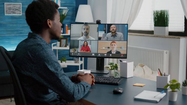 Hombre negro en línea de chat de conferencia de Internet con sus compañeros de trabajo - Foto, Imagen