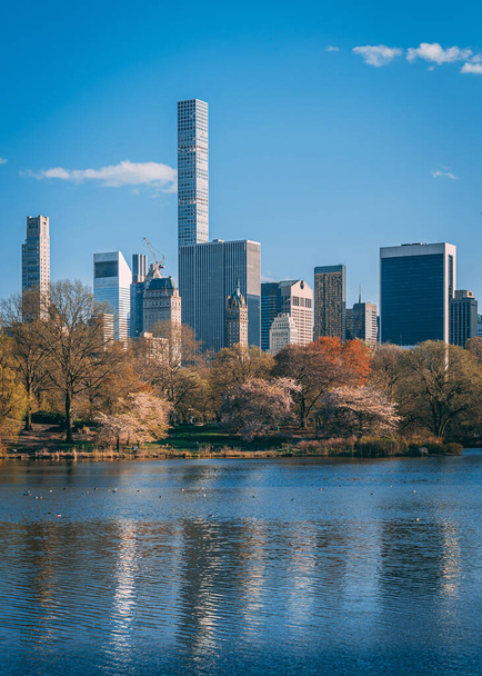Het meer en de skyline van Midtown Manhattan, Central Park, New York City - Foto, afbeelding