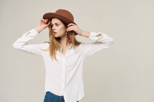 attraktive Frau trägt Hutdekoration weißes Hemd Charme Straße Stil - Foto, Bild