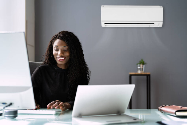 African Businesswoman Working In Office With Air Conditioning - Foto, Bild