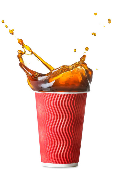 Splash του καφέ σε χάρτινο κύπελλο σε λευκό φόντο - Φωτογραφία, εικόνα
