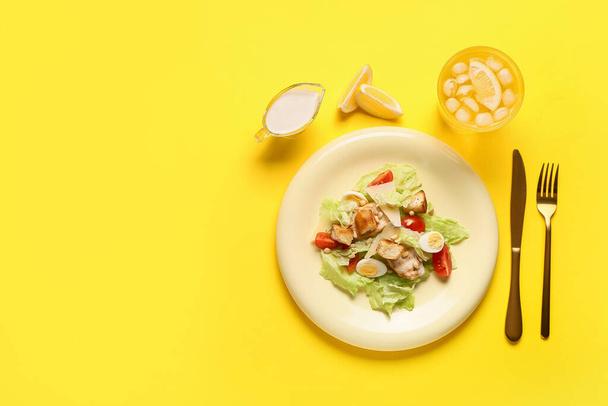 Assiette de salade César savoureuse sur fond de couleur - Photo, image