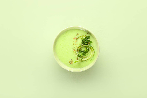 Bowl with green gazpacho on color background - Foto, imagen