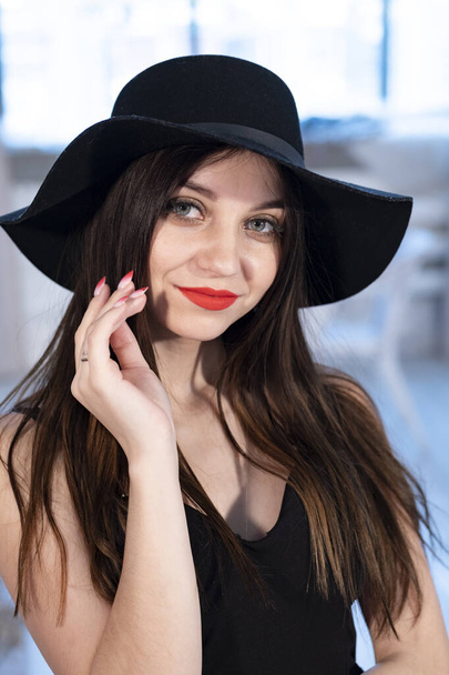 Portrait of a young girl with bright makeup and a hat - Foto, imagen
